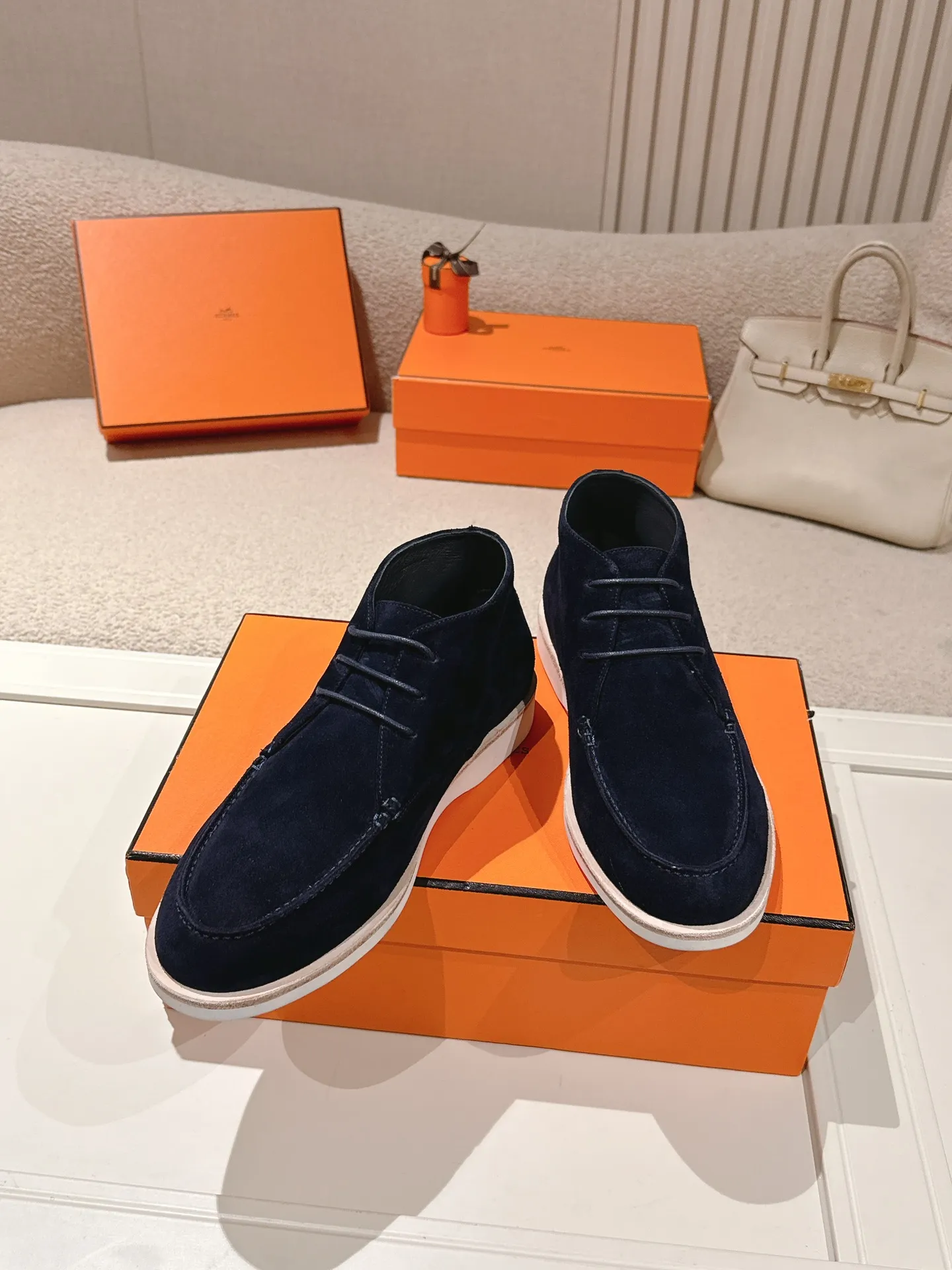 Men's Men's Shoes 660💰 Hermes men's size #26ss calfskin derby shoes, decorated with signature "H Diamant" details for a stylish and casual style. Fabric: Cow suede Lining: Mixed sheep lining Outsole: Genuine leather welt + original TPU Bottom thickness: 3CM Code number: 39-45 (customized at 46.47)